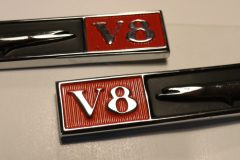 Emblem "V8"